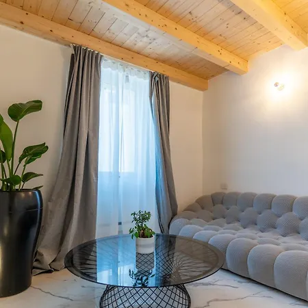 Palazzo San Zeno Apartment *