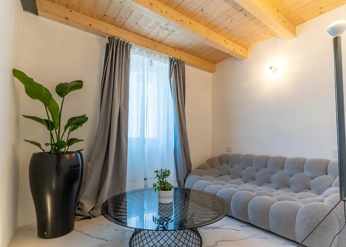 Palazzo San Zeno Apartment *